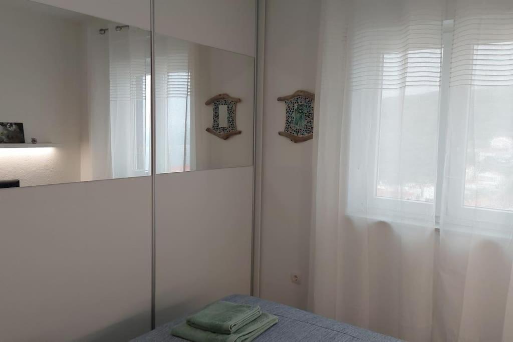 Apartment Vista Oasis With Pool And Terrace Трогир Екстериор снимка
